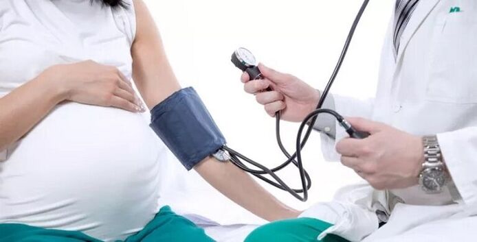 misurazione della pressione sanguigna per le vene varicose durante la gravidanza